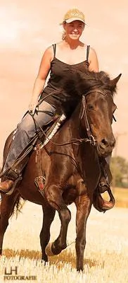 Sandra Schlösser & STROHM-Team ab heute u.a. mit Swiss Galoppers auf der HansePferd 2018 Bild: Sandra Schlösser & STROHM-Team ab heute u.a. mit Swiss Galoppers auf der HansePferd 2018