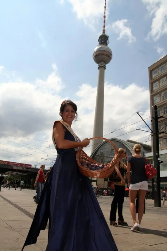 Bühler Zwetschgenkönigin Francesca I. gibt auch in Berlin auf dem Alexanderplatz den Startschuss für die deutsche Pflaumen- und Zwetschgensaison