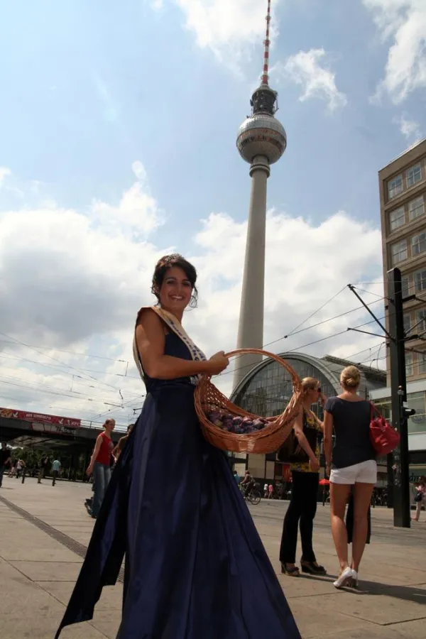 Bühler Zwetschgenkönigin Francesca I. gibt auch in Berlin auf dem Alexanderplatz den Startschuss für die deutsche Pflaumen- und Zwetschgensaison