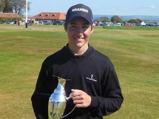 Bild: Top-Talent Dominic Foos trainiert in der Kramski Putting Academy