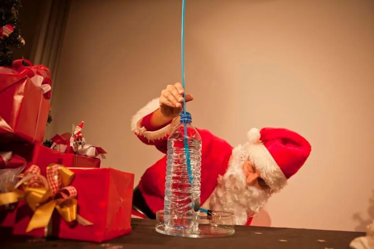 Im Advent gibt es 24 unterhaltsame Physik-Experimente zum Nachmachen. (Foto: PiA/Quadt 2017)