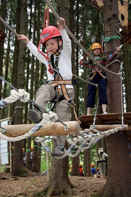 Bild: 600 Besucher erobern am Familientag gemeinsam mit Dr. Gerd Müller den Kletterwald Grüntensee