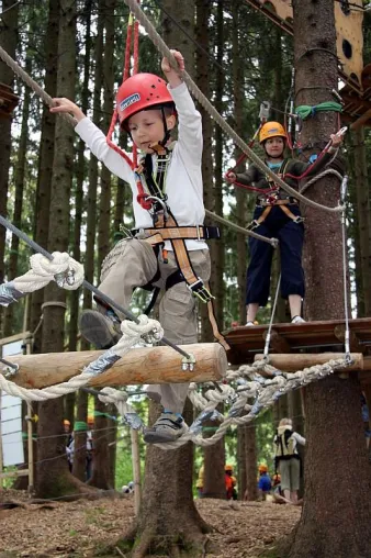 Bild: 600 Besucher erobern am Familientag gemeinsam mit Dr. Gerd Müller den Kletterwald Grüntensee