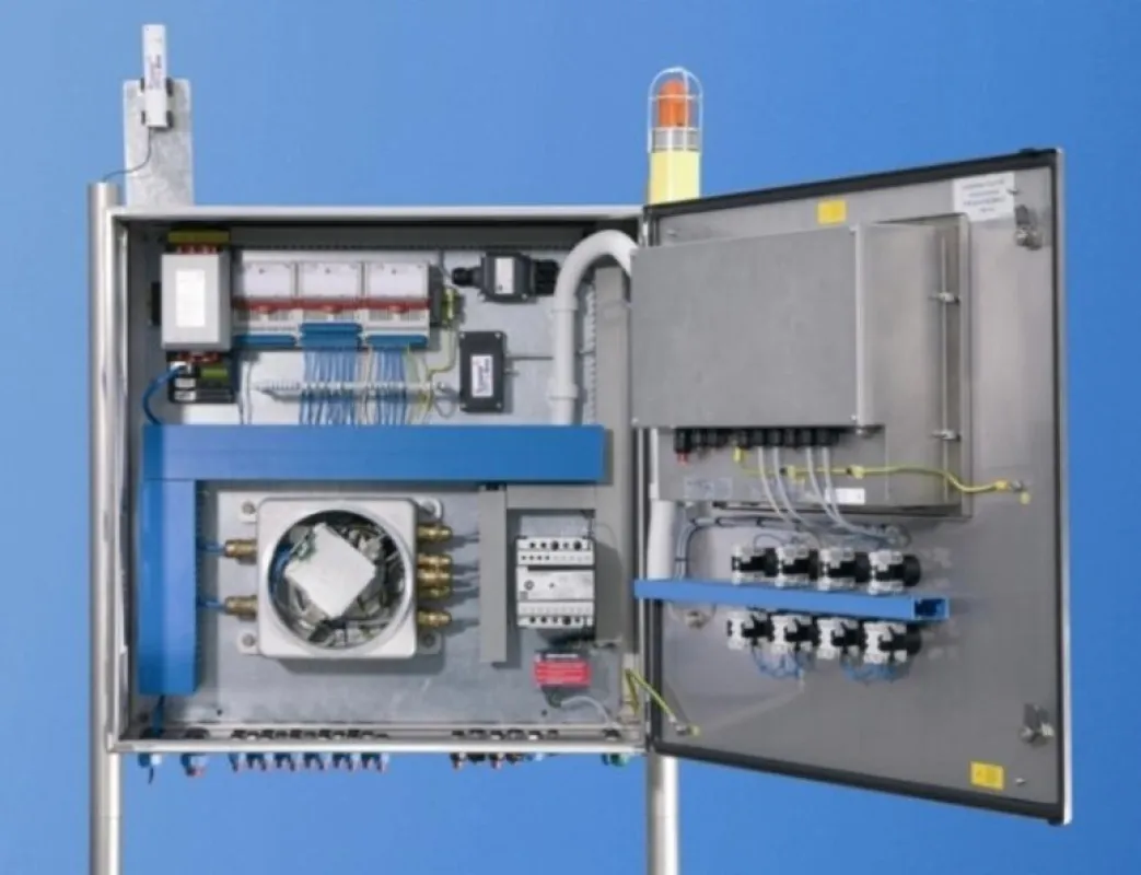 Systemlösungs-Beispiel von R. STAHL: Kombination aus explosionsgeschütztem Einbau-Bedienterminal, Remote I/O-System und Wireless-Kommunikationstechnik