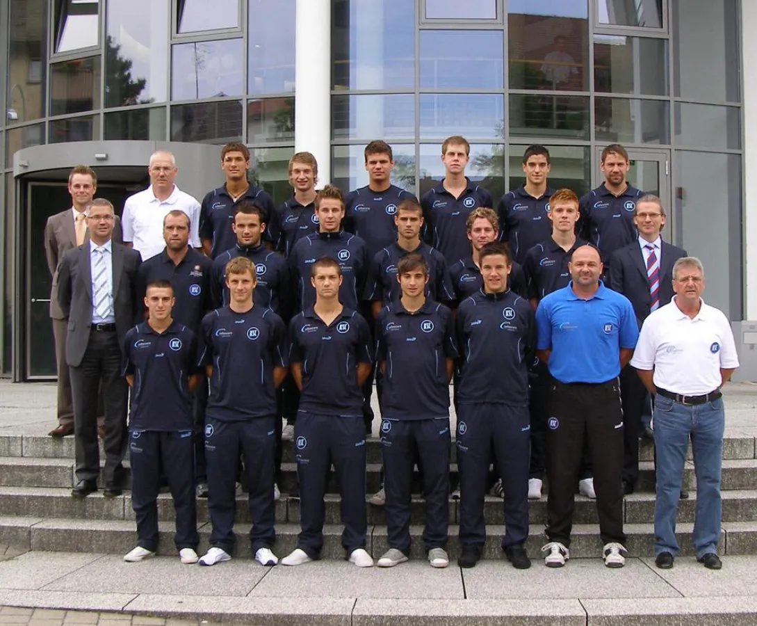 Die Mannschaft des KSC II mit Vertretern von arvato infoscore