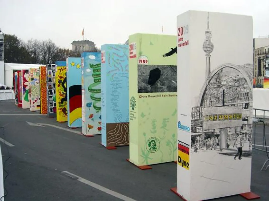 Der zu versteigernde Engelgärten-Dominostein (ganz vorne rechts) des Künstlers Dyne am 9. November 2009 am Brandenburger Tor