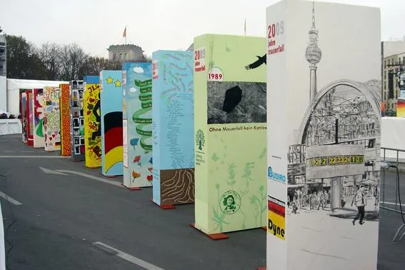 Bild: Mitternächtliches Ereignis beim 111. PRESSEBALL BERLIN: Versteigerung eines Domino-Mauersteins