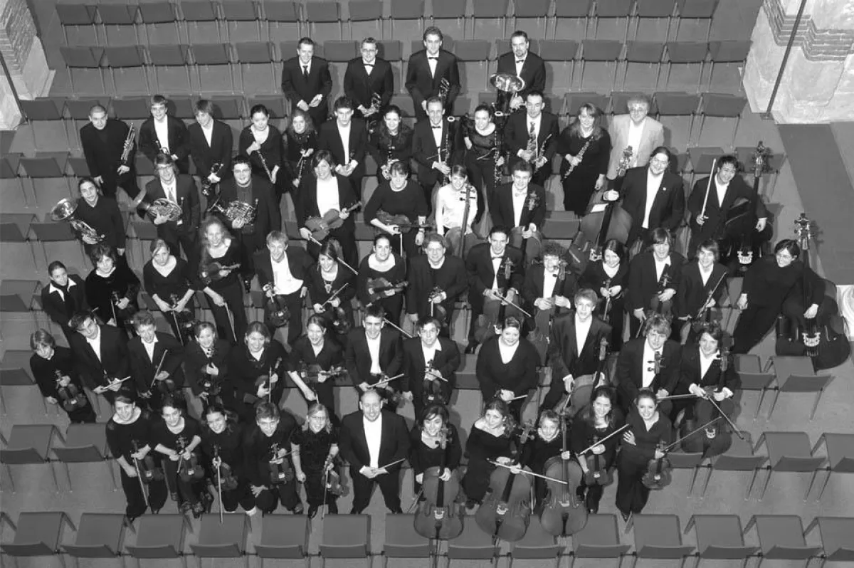 Die Jungen Symphoniker spielen gemeinsam mit Solist und Pianist Alfredo Perl