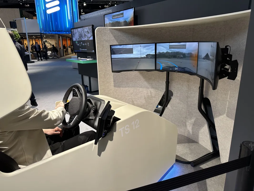 Über eine Live-Internetanbindung von CBXNET wird ein E-Auto vom MWC aus in Tegel ferngesteuert