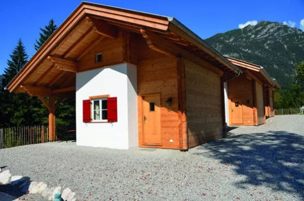 Bild: Berghütten mit Gipfelblick