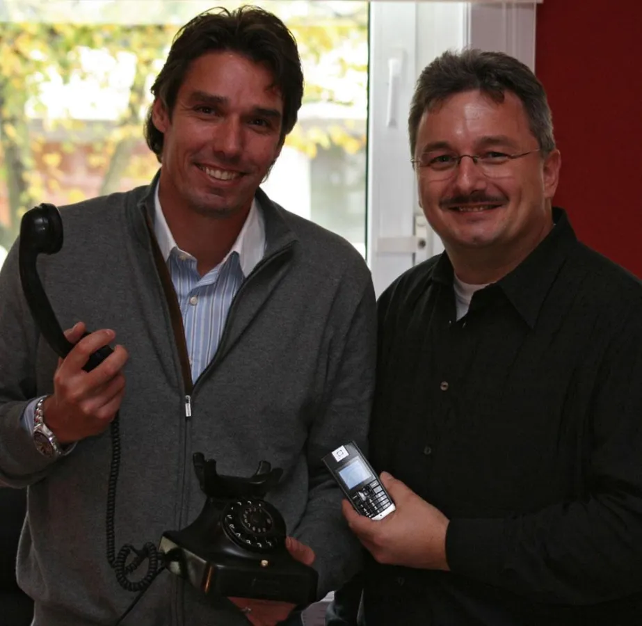 Ralf Kollecker, Cytel-Vertriebsleiter Nord, übergibt Michael Stich VOIP-Telefonanlage für seine Stiftung