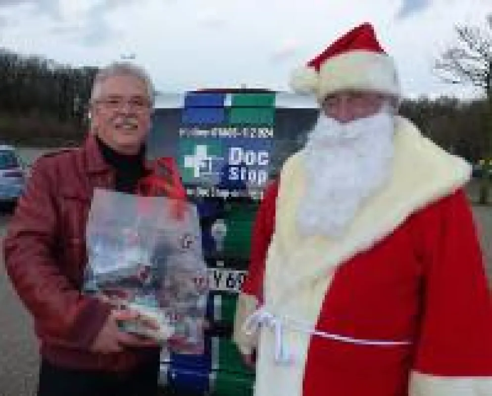 Mit dem Weihnachtsmann auf Tour: DocStop und die SVG verteilen Weihnachtsgeschenke an Trucker