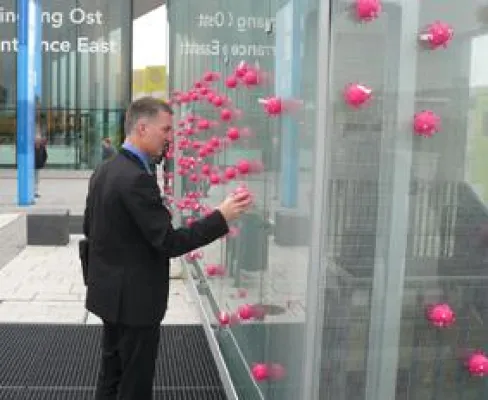 Bild: Guerilla-Marketing: Henkel beweist Mut mit Bakterien