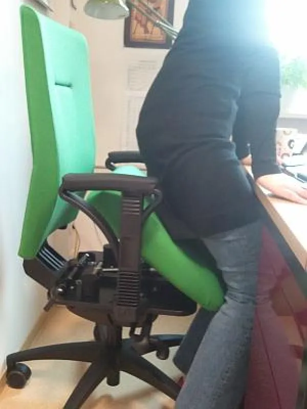 Ergonomischer Bürodrehstuhl mit Aufstehhilfe