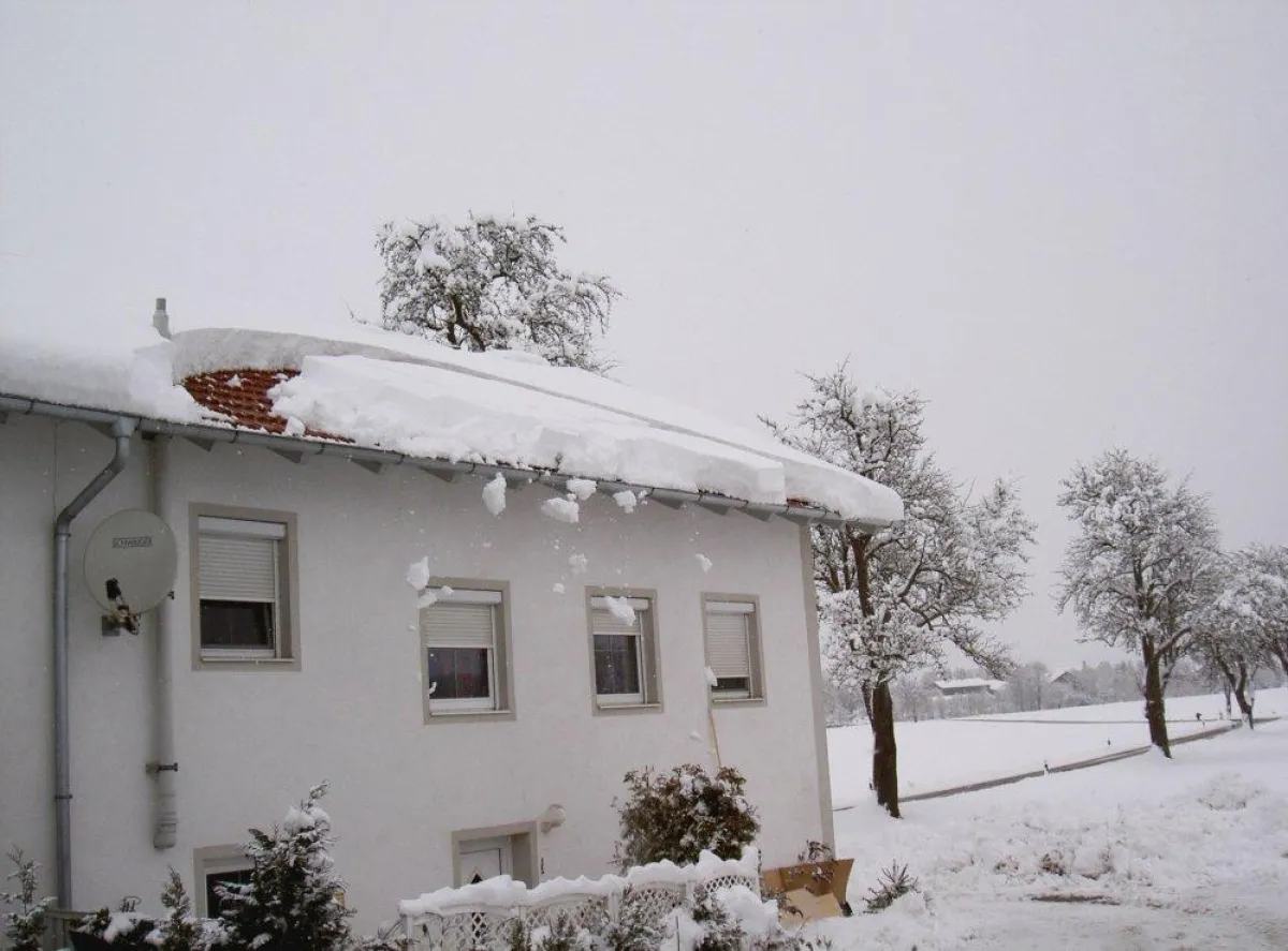 Mit einem geprüften Schneeauffanggitter lassen sich Dachlawinen verhindern (Quelle: pixelio.de).