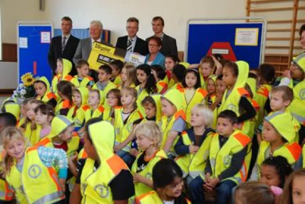 Bild: Vergölst-Spende für den sicheren Schulweg