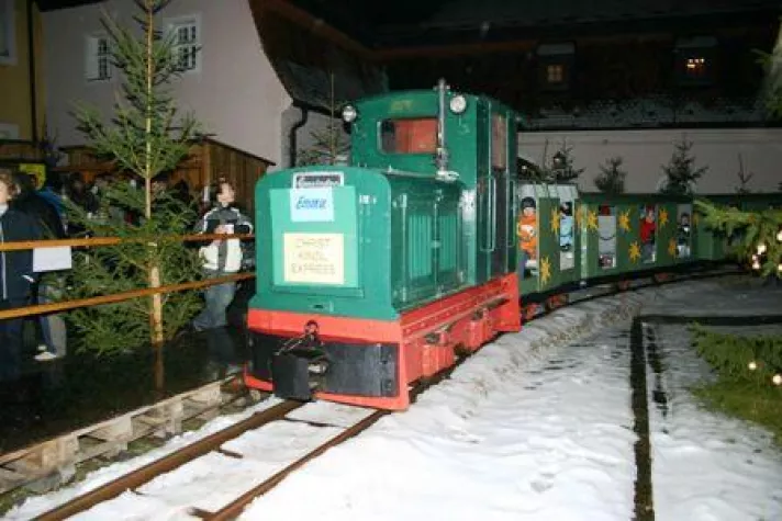 Bild: Adventsmarkt in Theuern läutet Weihnachtszeit ein