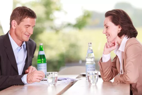 Richtiges Trinken für einen kühlen Kopf: Fit im Job mit Mineralwasser Bild: Richtiges Trinken für einen kühlen Kopf: Fit im Job mit Mineralwasser