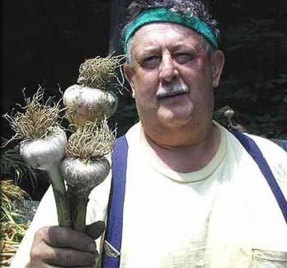 Stolzer Knoblauch-Produzent. Pocono Garlic Festival, Stroudsburg, Pennsylvania.