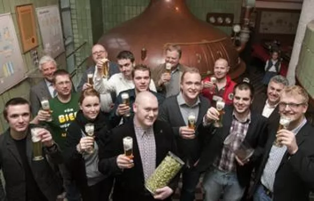 Lossprechung für Brauer und Mälzer in der Schwelmer Brauerei: Mit Brief und Siegel jetzt Gesellen Bild: Lossprechung für Brauer und Mälzer in der Schwelmer Brauerei: Mit Brief und Siegel jetzt Gesellen