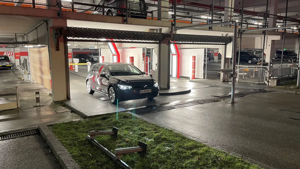 Auto fährt durch den Scanner der norwegischen Firma Wenn ASA am Flughafen München (Mietwagenzentrum) (© Wenn ASA)