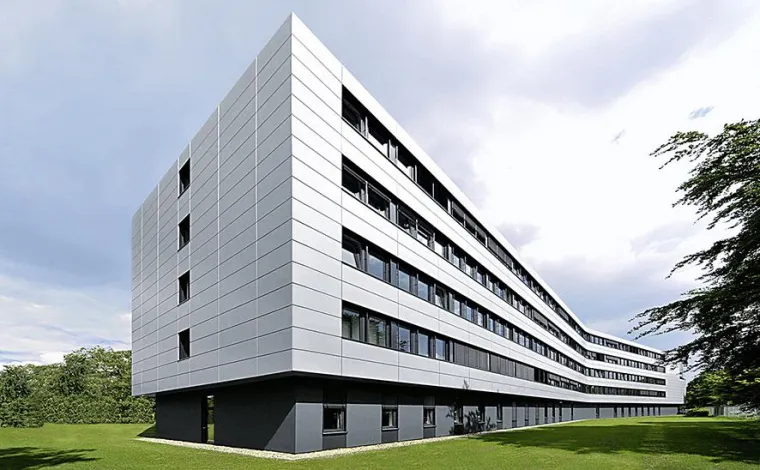 Lufthansa-Cargo-Gebäude schwebte ein Bild: Lufthansa-Cargo-Gebäude schwebte ein