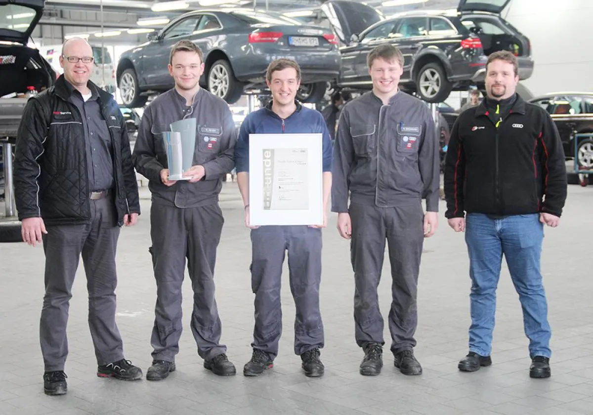 Das Siegerteam zusammen mit Ihren beiden stolzen Ausbildern.