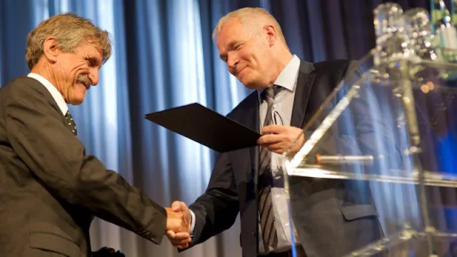 Bild: Klaus Ohlmann mit Otto-Lilienthal-Medaille ausgezeichnet