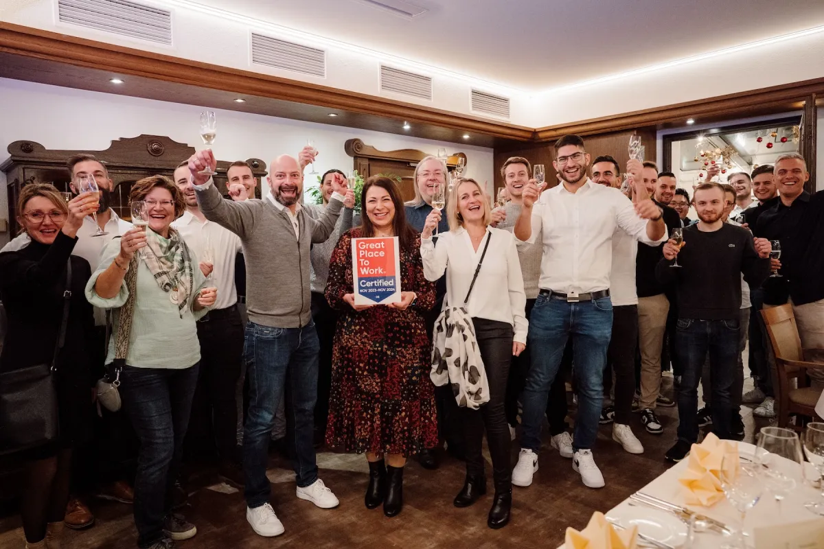 Das NIC-Team feiert die Auszeichnung als »Great Place to Work« bei der alljährlichen Weihnachtsfeier (© NIC Systemhaus GmbH)