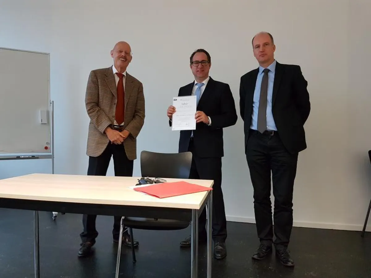 Ludwig Fresenius und Prof. Dr. Engelsleben überreichen Prof. Dr. Pradel die Urkunde (Hochschule Fresenius)