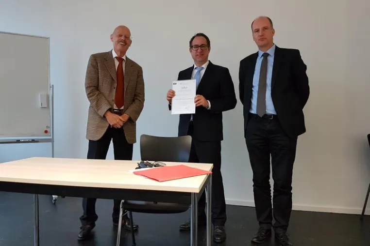 Prof. Dr. Marcus Pradel wird zum Ehrensenator der Hochschule Fresenius ernannt Bild: Prof. Dr. Marcus Pradel wird zum Ehrensenator der Hochschule Fresenius ernannt