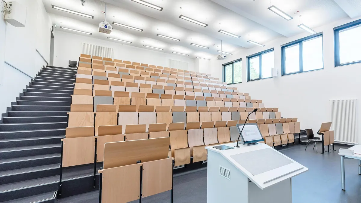Hörsaal des Seminargebäudes an der TH Lübeck - KLEUSBERG Modulbauweise