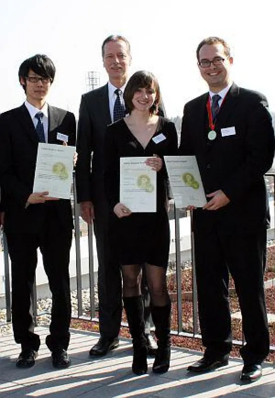 Zwick CEO Dr. Jan Stefan Roell mit den Gewinnern des Science Award 2011