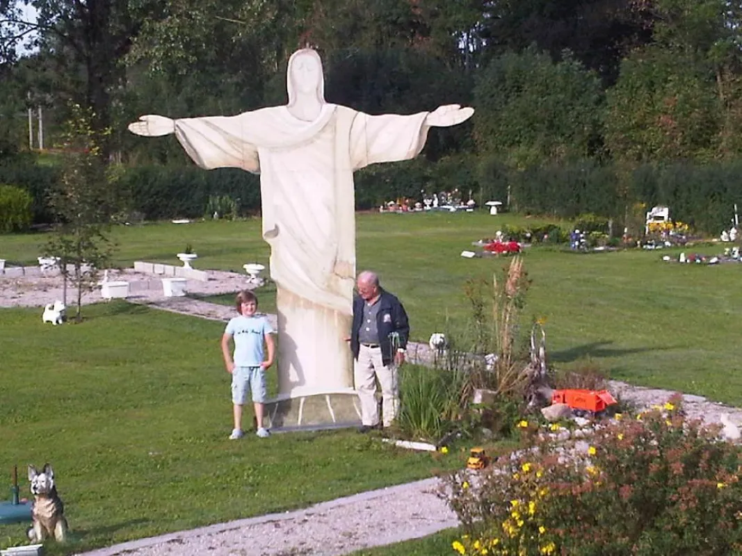Jesus- Figur auf dem Tierfriedhof München bei Hallbergmoos