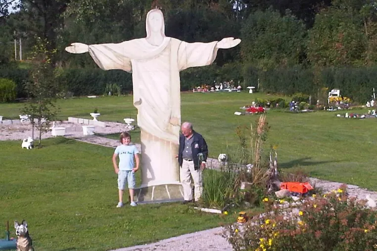 Christliche Symbole auf dem Tierfriedhof München, Blasphemie oder ein Zeichen gegen die Scheinheiligkeit Bild: Christliche Symbole auf dem Tierfriedhof München, Blasphemie oder ein Zeichen gegen die Scheinheiligkeit