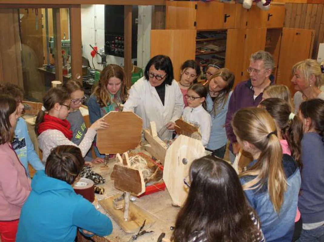 Unbefangen begegnen sich die Beschäftigten der Kreativwerkstatt und die Schüler des Welfen-Gymnasium
