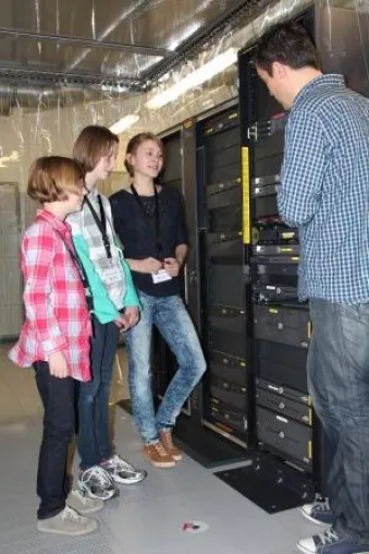 Bild: Girls erobern Rechenzentrum – ISC Münster öffnet am Girls`Day Serverräume