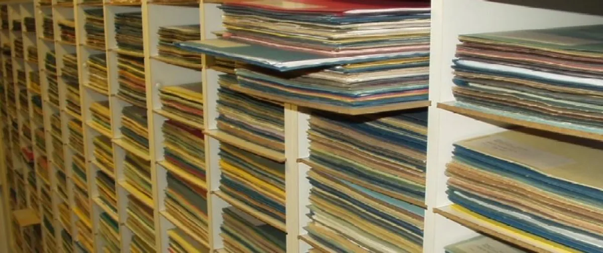 Datenverarbeitung noch nach dem alten System. Mit der Einrichtung zentraler elektronischer Datenbanken steigen auch die Anforderungen an den Datenschutz.