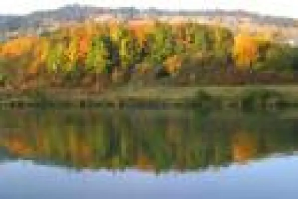 Bild: Wandern im Altmühltal: Burgen im Herbstgold