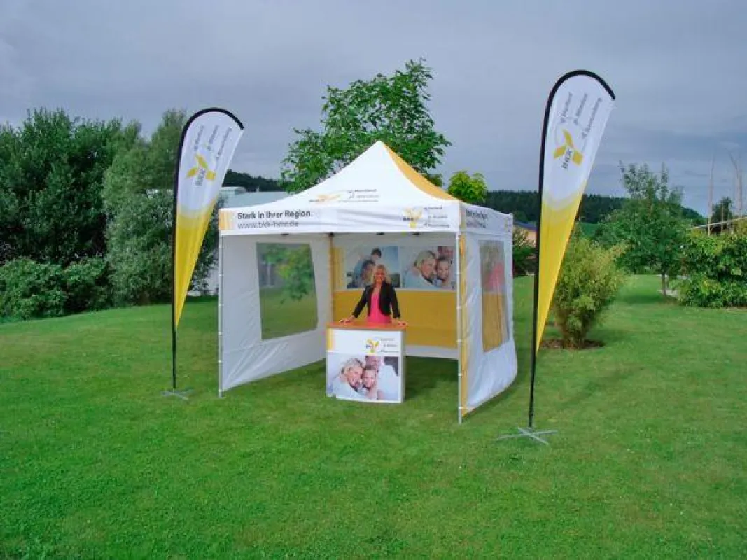 Faltzelt 3x3 und Beachflag Werbefahnen der Evolution GmbH