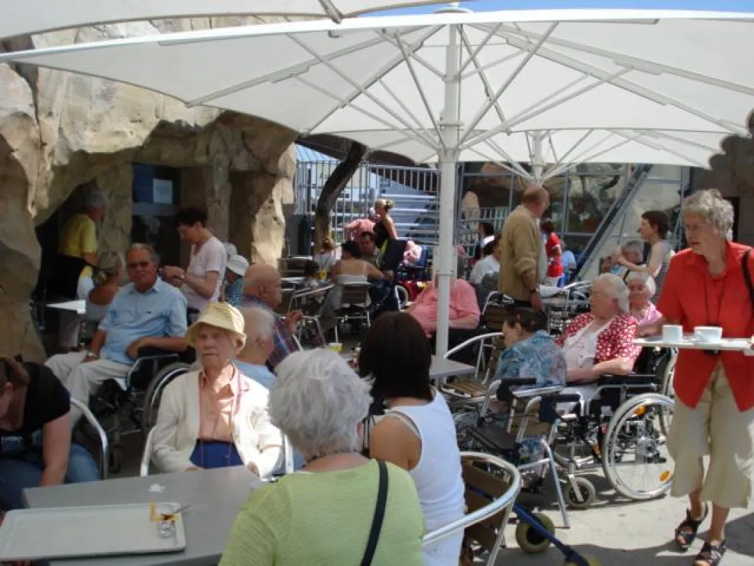 Senioren vom Haus am Barkhof beim Rasten im Café am Meer