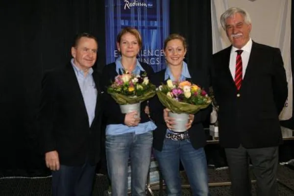 Bild: Im Radisson Blu Scandinavia Hotel, Düsseldorf feiern Motorsportbegeisterte den guten Start in die neue Saison