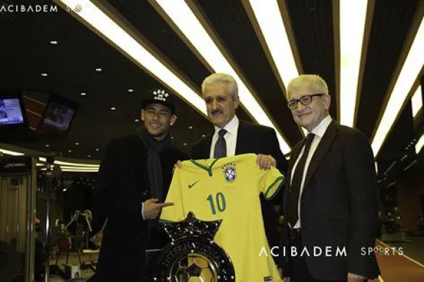 Bild: Der berühmte Fussballer Neymar Jr. von FC Barcelona im Acibadem Istanbul