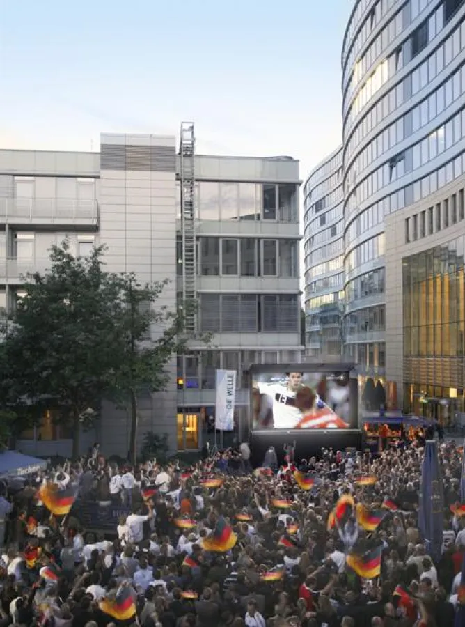 FOTO: Uwe Dettmar/DIE WELLE, Frankfurt am Main: Bis zu 2.500 Fans besuchten bisher allabendlich eines der größten Public-Viewing-Events Frankfurts. Nach dem 3 : 2-Sieg gegen die Portugiesen kann die P