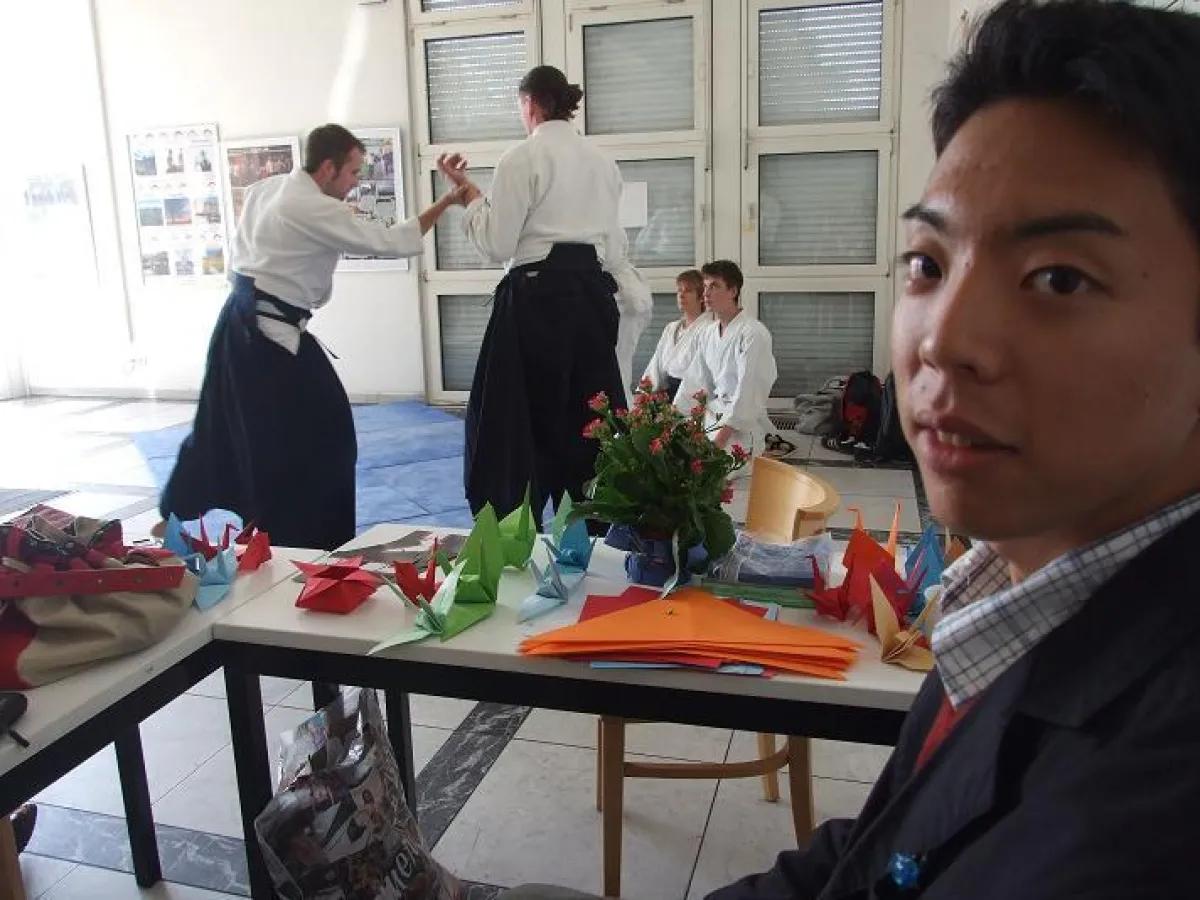 Im Vordergrund Origami und im Hintergrund die Aikido-Gruppe