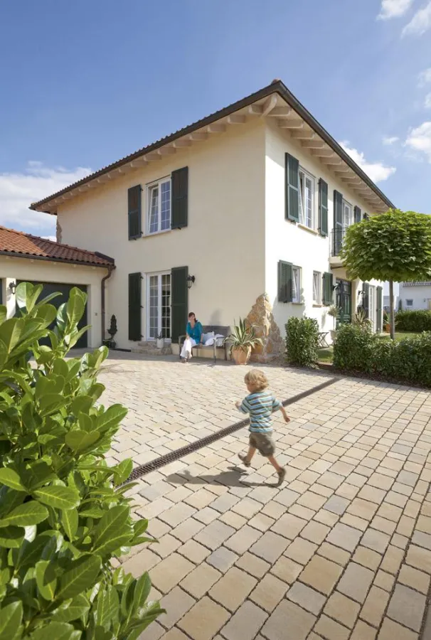 Das Hydropor La Strada von Rinn eignet sich ideal für Straßen, Wege, Parkplätze und Einfahrten.