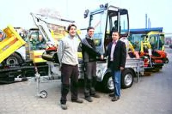 Bild: Yanmar Jubiläumsbagger SV17 von HKL überzeugt Galabau-Experten