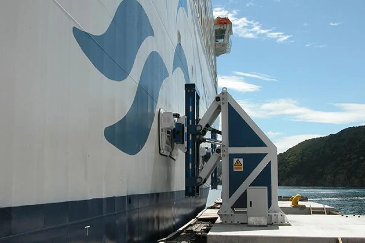 Saugplatten halten eine Fähre im Hafen beim Beladen. Die Vakuumpumpe aus Maulburg ist in der blauen