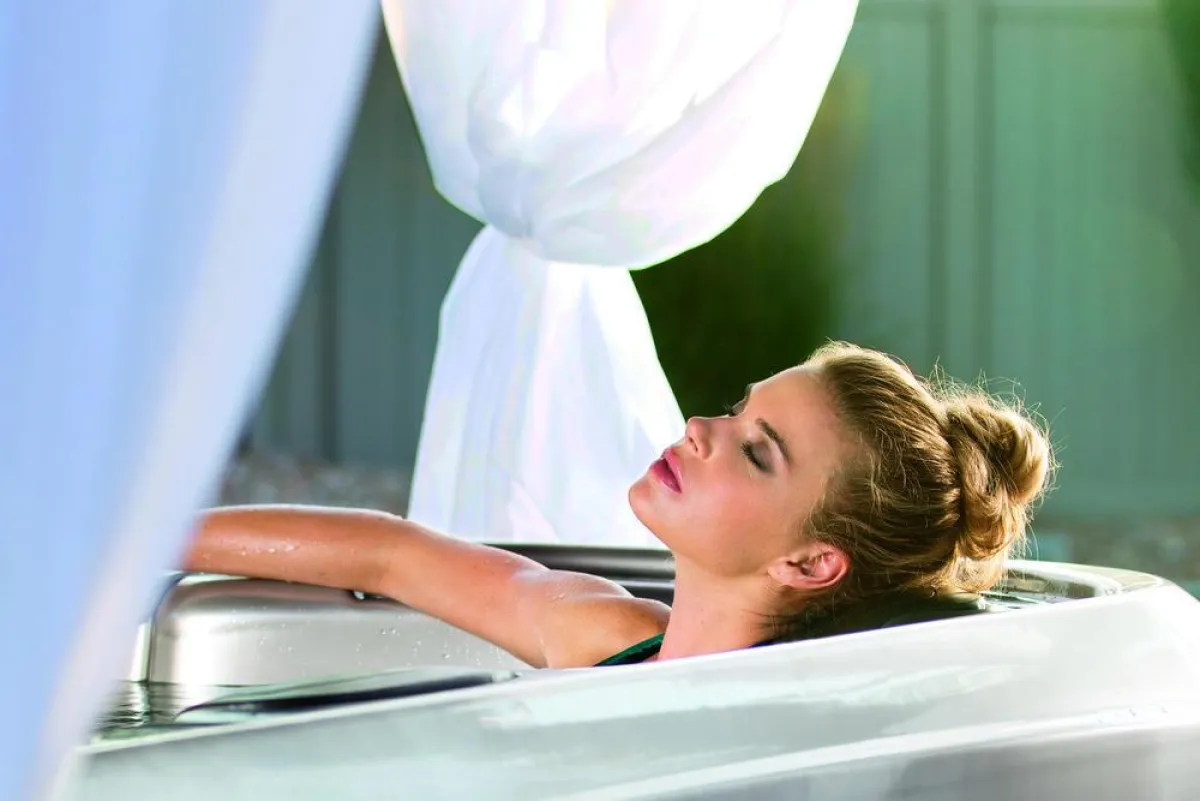 Ein warmes Sprudelbad im Whirlpool kann dabei helfen, Stress im Alltag zu reduzieren.