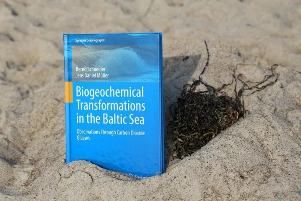 Bild: Neues Buch von IOW-Forscherduo: „Kohlendioxid-Brille“ schärft Blick auf den Zustand der Ostsee